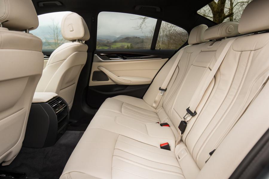 Интерьер BMW 520d Sedan M Sport 2017 года  (UK) (фото 14 из 40)